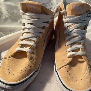 VANS Peach Hightop tennis shoe men’s 8.5